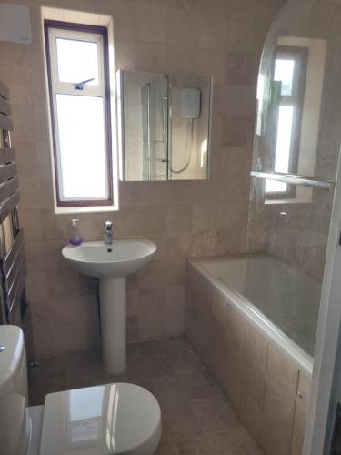 Bilik mandi di Silvertree Lodge - 2 double bed flat with parking