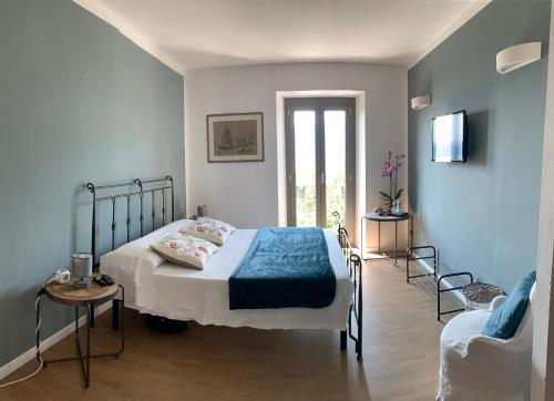 um quarto com uma cama com um cobertor azul em B&B La Lanterna em Verbania