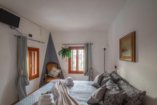 a bedroom with a bed and a window at La Casita in Brendola