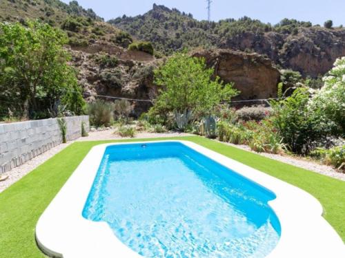 uma piscina no meio de um relvado em Molino Alto Vergara em Nigüelas