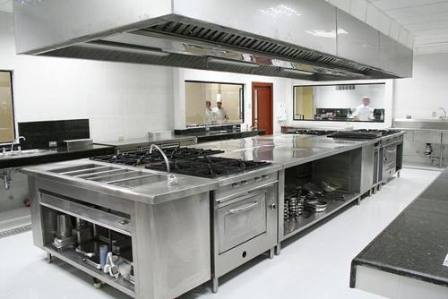 a large kitchen with a large stove top oven at البرتغال 