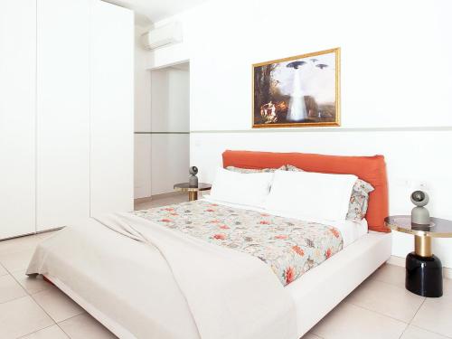A bed or beds in a room at Stunning Apartment With An Amazing Terrace