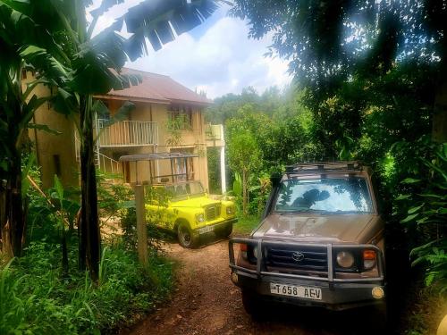 un jeep amarillo estacionado frente a una casa en Holiday cottage by the river, Arusha, en Arusha