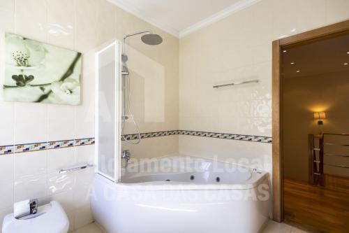 Ванна кімната в Villa BelaVista by ACasaDasCasas