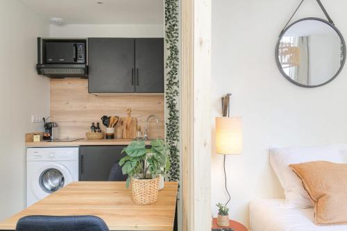 un salon avec une table et une cuisine dans l'établissement Le cosy en hypercentre, à Lyon