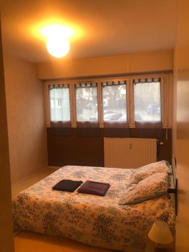 une chambre avec un lit avec deux serviettes dessus dans l'établissement Appartement T2 meublé, à Limoges