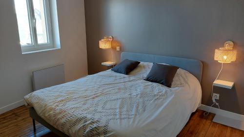 En eller flere senge i et værelse på Villa Marguerite