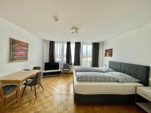 ヴュルツブルクにあるEtzel Ferienwohnung (Main Riverview)のベッドルーム1室(ベッド1台、デスク、テーブル付)