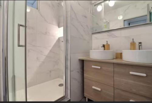 een badkamer met 2 wastafels en een douche bij Appt 70M2 Cosy et Famillial proche Paris in Ermont