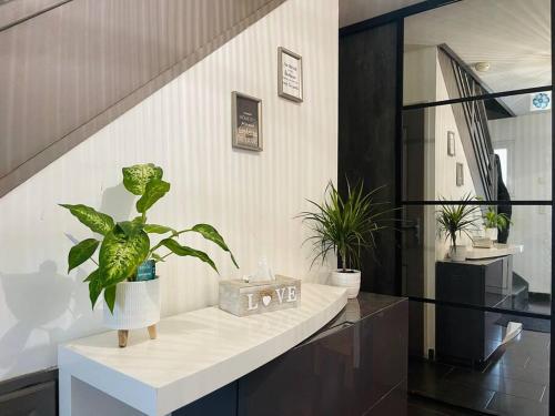 a bathroom with a counter with plants on it at Maison chaleureuse centre Saran in Saran