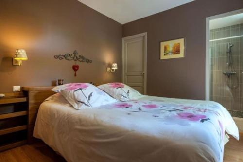 um quarto com uma cama grande e um chuveiro em Gîte Les Hirondelles em Curgy