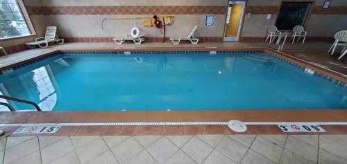 a large swimming pool in a hotel room at Comfort Suites Grand Rapids South in Grand Rapids