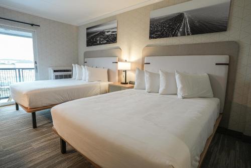 En eller flere senge i et værelse på The Boulevard Hotel