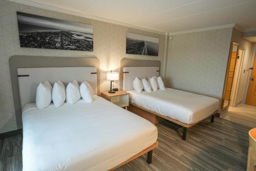 The Boulevard Hotelにあるベッド