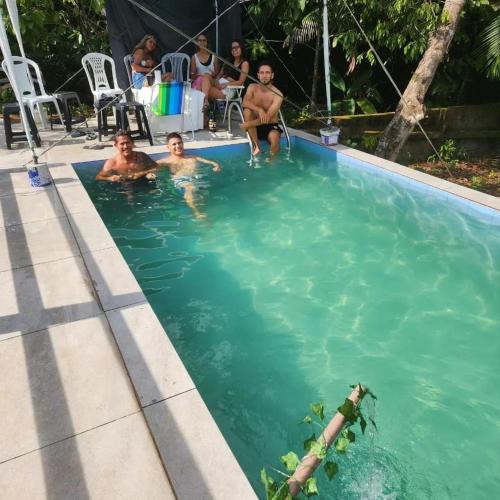 een groep mensen in een zwembad bij Casa ariramba Mosqueiro in Belém