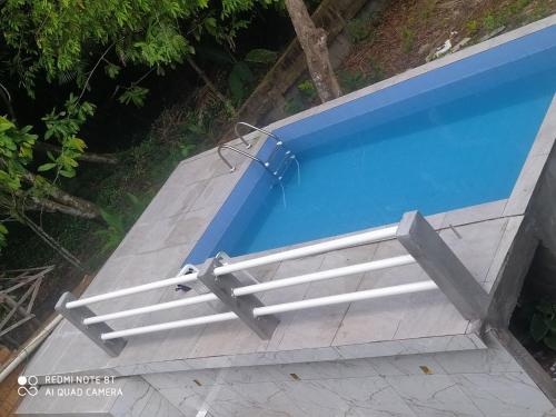 widok na niebieski basen w obiekcie Casa ariramba Mosqueiro w mieście Belém