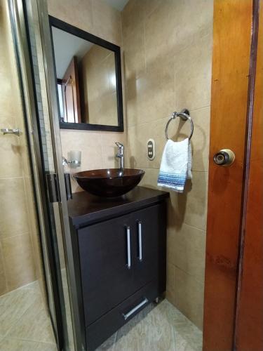 uma casa de banho com um lavatório e um espelho em Tranquilo envigado em Envigado