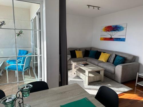 - un salon avec un canapé et une table dans l'établissement Altea seafront - Primera linea, à Altea