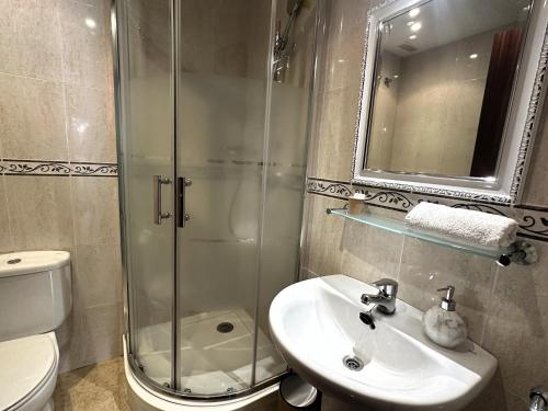 une salle de bain avec douche, lavabo et toilettes dans l'établissement Altea seafront - Primera linea, à Altea