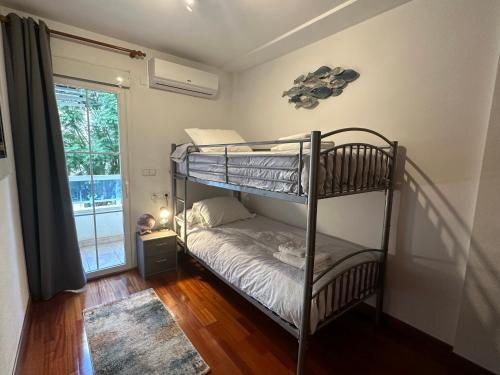 une chambre avec deux lits superposés et une fenêtre dans l'établissement Altea seafront - Primera linea, à Altea