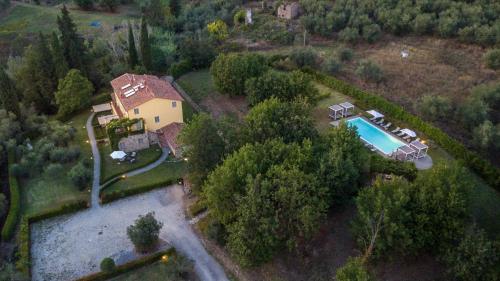 an aerial view of a house with a swimming pool at Casa Lucchese al Borghetto in Collodi