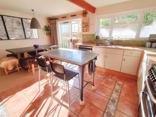 cocina con mesa y sillas en una habitación en Cosy House Close To Stunning Beaches en Braunton