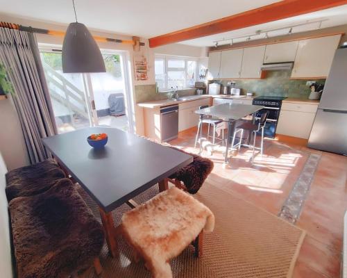 sala de estar con mesa y cocina en Cosy House Close To Stunning Beaches en Braunton