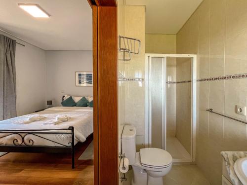 ein Bad mit einem Bett, einer Dusche und einem WC in der Unterkunft Lovely Sunny-House in Viana do Castelo