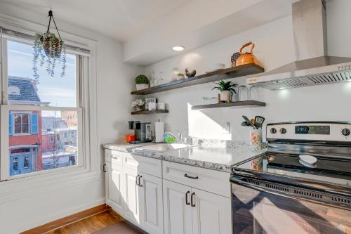 Dapur atau dapur kecil di Charming Pottstown Apartment - Walk to Town!