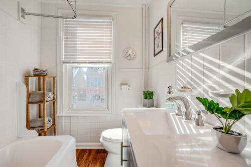 uma casa de banho branca com um lavatório e um WC em Charming Pottstown Apartment - Walk to Town! em Pottstown