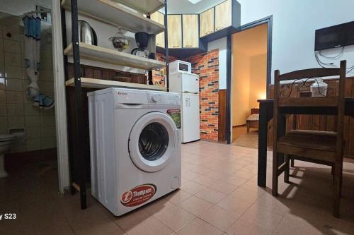 uma máquina de lavar e secar roupa num quarto em Apartamento Candombe em Montevidéu