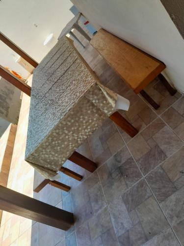 an overhead view of a table and bench in a room at Casa Família Silva próximo ao Santuário Nacional in Aparecida