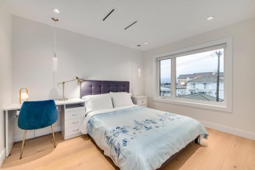 Schlafzimmer mit einem Bett, einem Schreibtisch und einem Fenster in der Unterkunft Villa Z in Vancouver