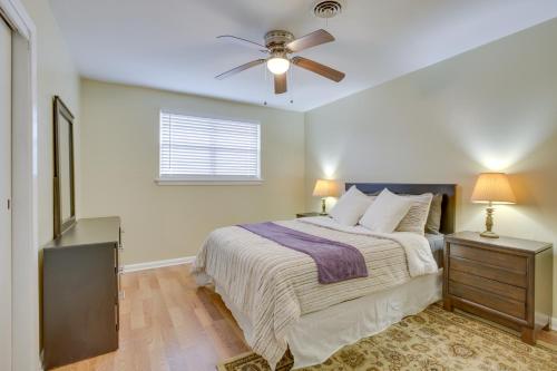 een slaapkamer met een bed en een plafondventilator bij New Orleans Area Home Near the Lake and City Park! in Metairie