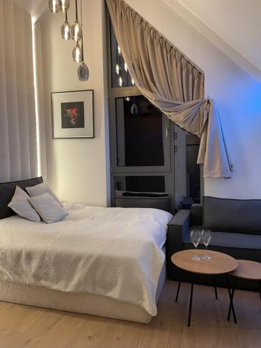 une chambre avec un lit, un canapé et une table dans l'établissement Kras Resort 304 Szklarska Poręba, à Szklarska Poręba