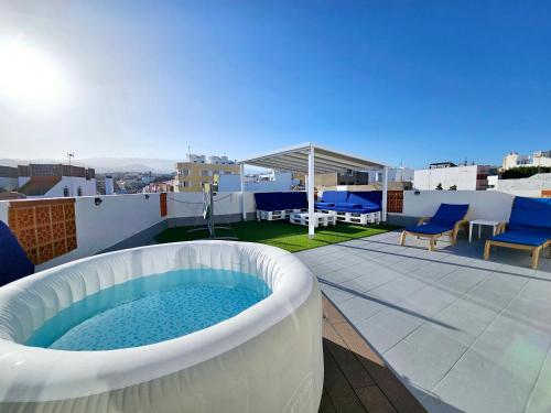 bañera de hidromasaje en la azotea de una casa en St George's Apartments - Gran Canaria en Telde