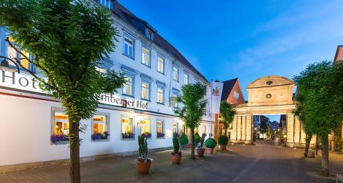 eine Straße in einer Stadt mit einem Gebäude und Bäumen in der Unterkunft Hotel Württemberger Hof in Öhringen