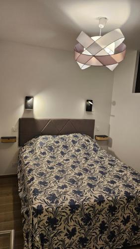 Postel nebo postele na pokoji v ubytování Le Cosy - joliment aménagé - vue magnifique