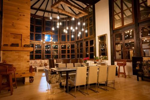 Un restaurante u otro lugar para comer en Chalet de Lujo a Solo 10 Minutos del Lago Calima