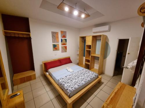 ein kleines Schlafzimmer mit einem Bett in einem Zimmer in der Unterkunft The Wabi Sabi in León