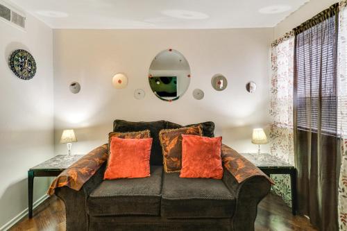 Ruang duduk di Quaint St Louis Home about 6 Mi to Downtown!