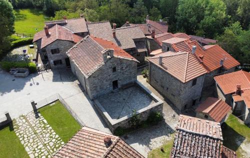 una vista aérea de una casa antigua con patio en Agriturismo Vezzano, en Chiusi della Verna
