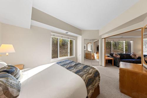 ein Schlafzimmer mit einem großen Bett und ein Wohnzimmer in der Unterkunft One Bedroom #120 in Olympic Valley