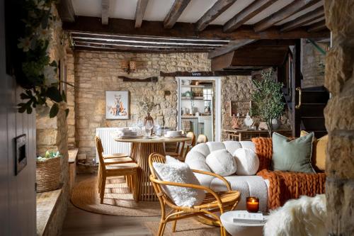 uma sala de estar com um sofá e uma mesa em Bourton Newly Remodeled Scandi Chic Authentic Charm & Character em Bourton on the Water