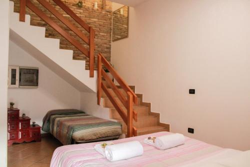 1 dormitorio con 2 camas y escalera en Il Castello di Atessa en Atessa