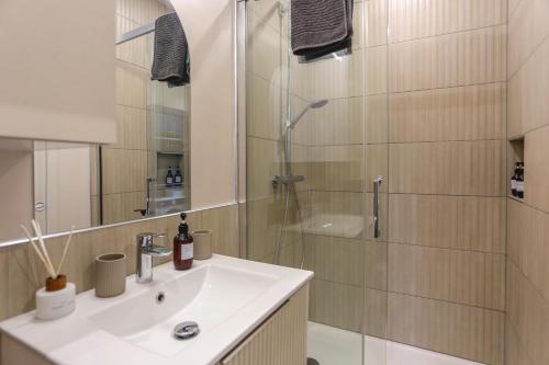 une salle de bain avec un lavabo et une douche dans l'établissement L Amiens Haussmann-Gare-Hortillonnages-Centre-ville-WIFI, à Amiens