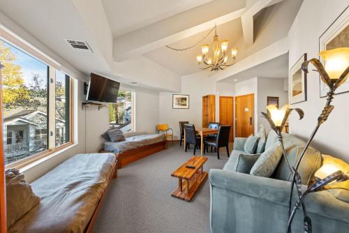 Posezení v ubytování Palisades Tahoe Lodge Rentals Premium One Bedroom #321