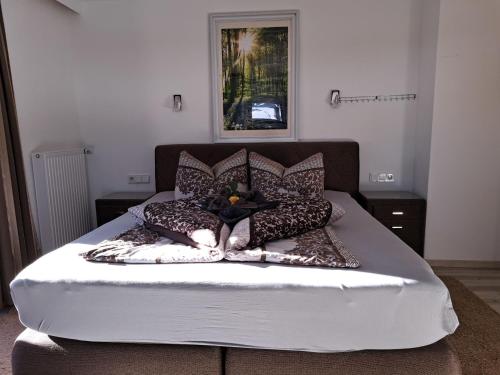 un letto con cuscini sopra in una camera da letto di Apartment Leon-2 by Interhome a Finkenberg