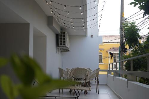 einen Balkon mit Stühlen und Licht an einem Gebäude in der Unterkunft DORADO PLAZA GETSEMANI in Cartagena de Indias