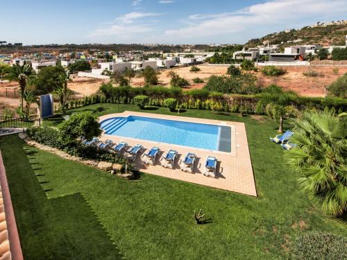 una vista aérea de una piscina en un patio con sillas en Villa Amendoeiras by Interhome, en Albufeira